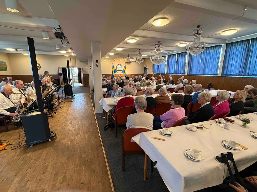 Jazzådom från Jönköping underhåller SPF-medlemmarna.