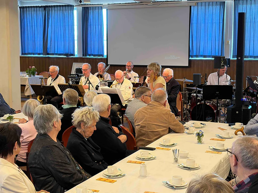Jazzådom från Jönköping underhåller SPF-medlemmarna.