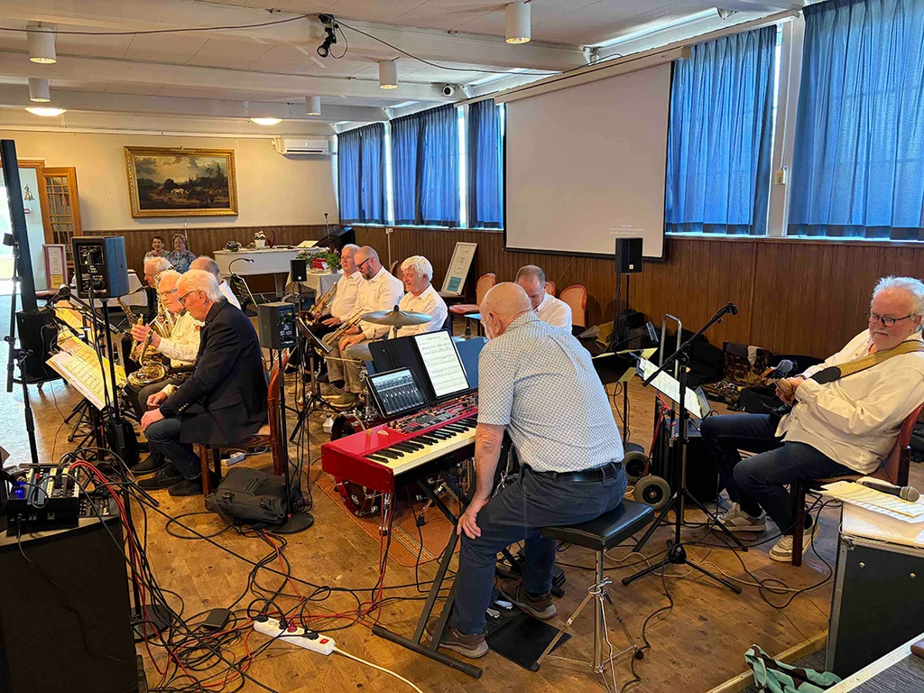 Jazzådom från Jönköping underhåller SPF-medlemmarna.