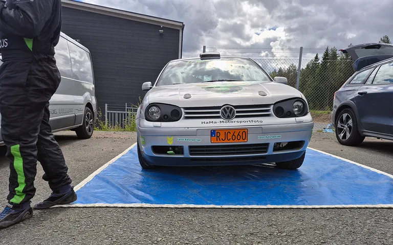 Bild på en trasig rallybild.