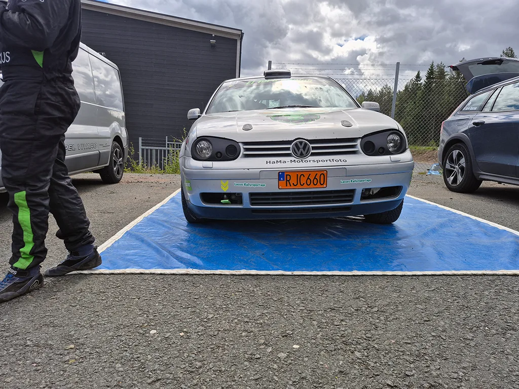 Bild på en trasig rallybild.